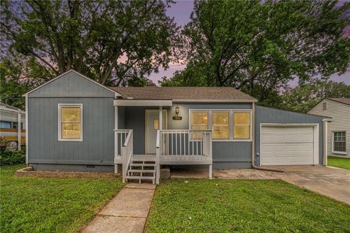 915 Ne 44th St, Kansas City, MO, 64116-1907 | Card Image