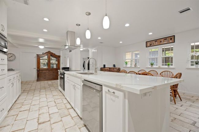 Stainless steel appliances and an abundance of space - what more can you ask for? | Image 12