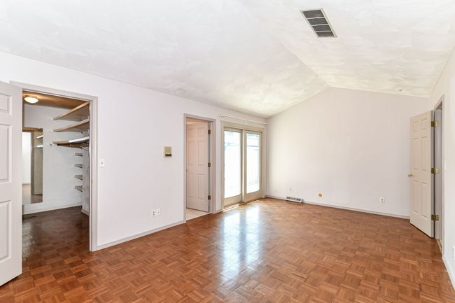 Attached Private Full Bath. | Image 10