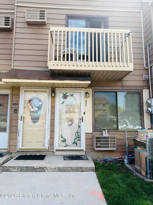 42 Daffodil Lane, Staten Island, NY, 10314 | Card Image
