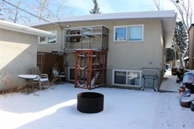 909 34a St Nw, Home with 4 bedrooms, 2 bathrooms and 3 parking in Calgary AB | Image 4