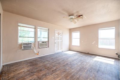 521 E 42nd St, Home with 2 bedrooms, 1 bathrooms and null parking in San Angelo TX | Image 3