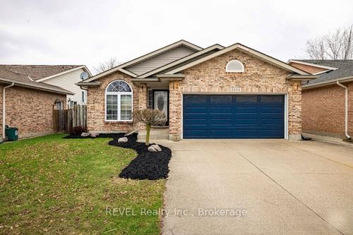 8205 Harvest Cres, Niagara Falls, ON, L2H3G4 | Card Image