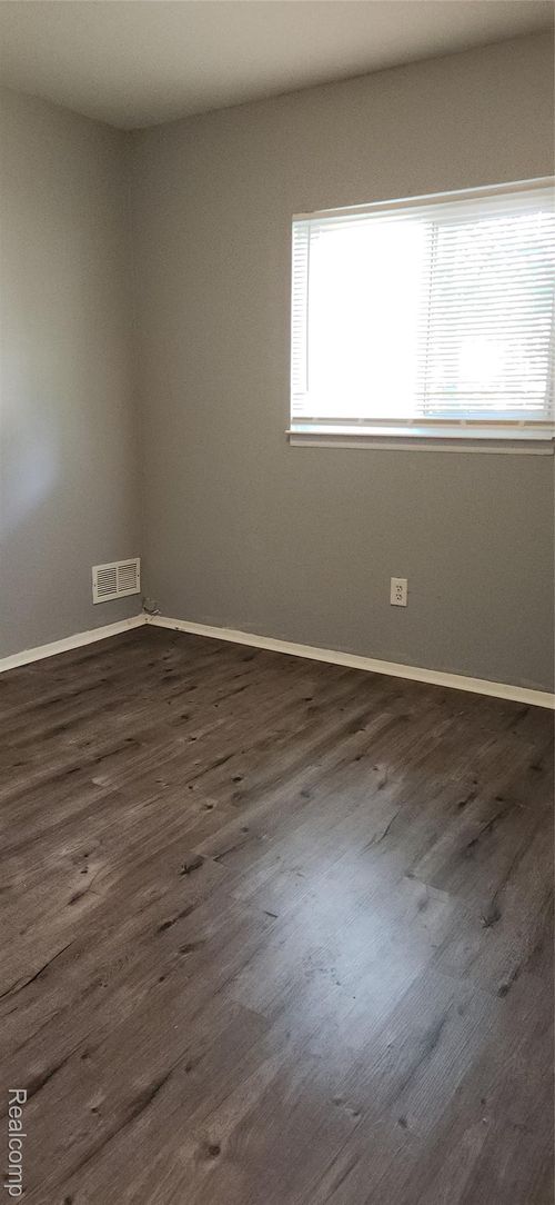 21182 Poinciana St, Southfield, MI, 48033-3541 | Card Image