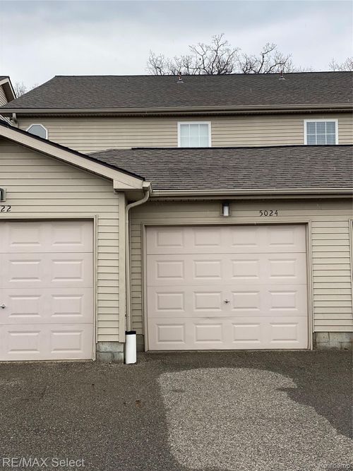 5024 Harbor Oak Dr, Waterford Twp, MI, 48329-1724 | Card Image