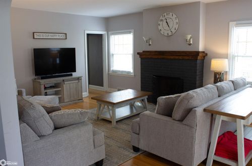 425 S 4th St, Forest City, IA, 50436-1924 | Card Image