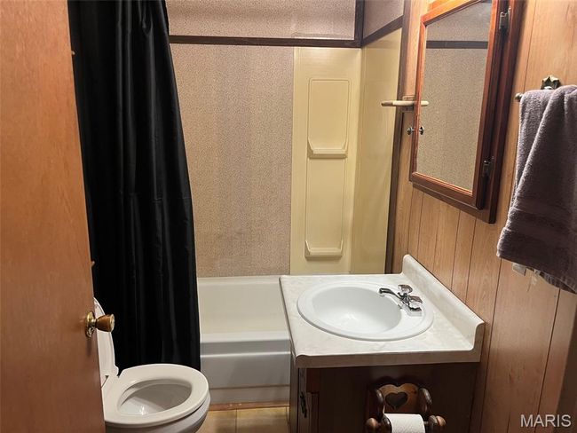Full bath with toilet, shower / tub combo with curtain, and vanity | Image 10