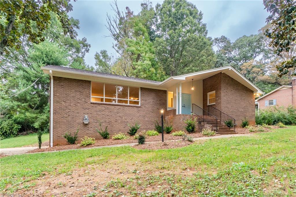 Turfwood Dr, Pfafftown, NC 27040