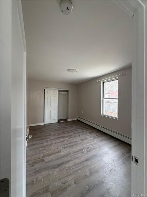 2-52-25 Van Dam St, Long Island City, NY, 11101-3220 | Card Image