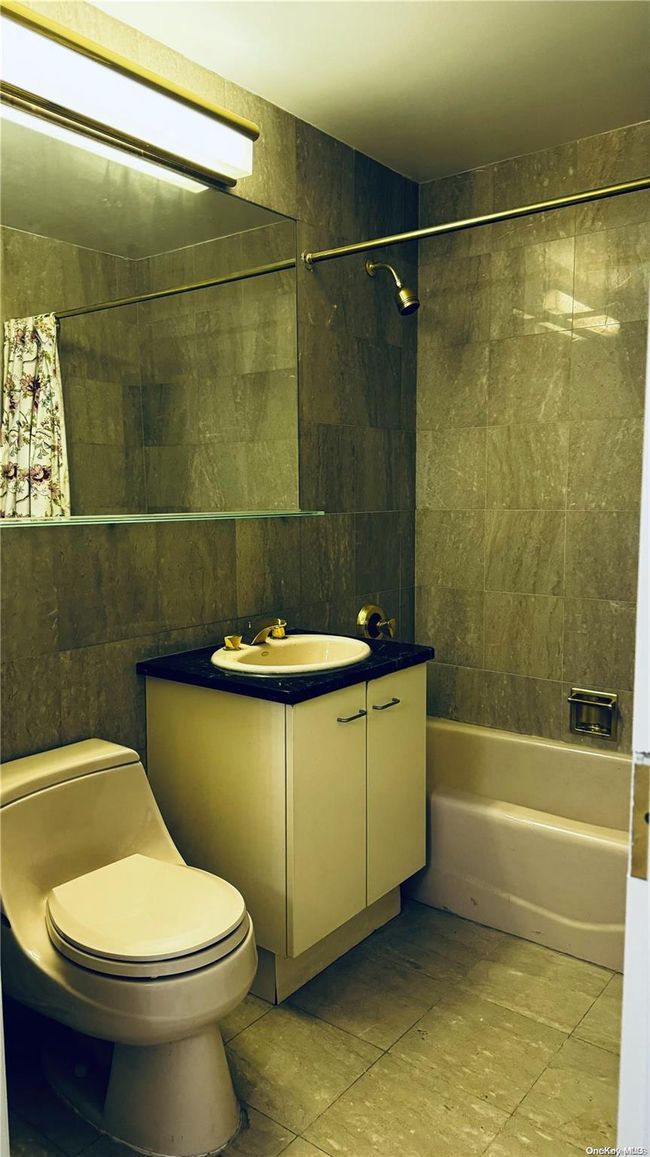 First bathroom | Image 6
