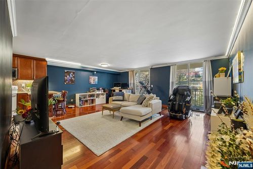 1055 River Rd, Edgewater, NJ, 07020-1364 | Card Image