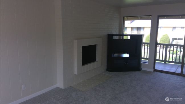 Living Room / Fireplace | Image 4