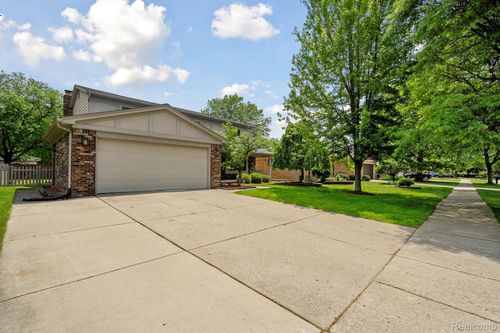 7302 Parkway Ct, Canton, MI, 48187-1509 | Card Image