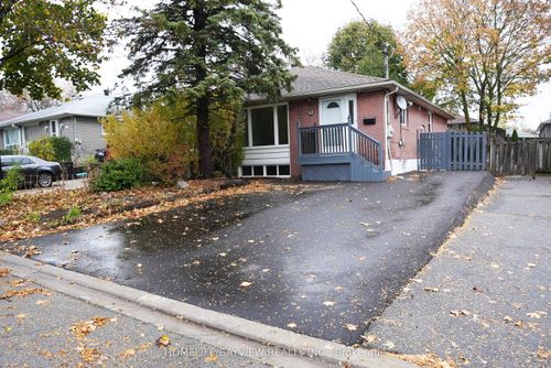main-63 Newbury Dr, Newmarket, ON, L3Y4P9 | Card Image