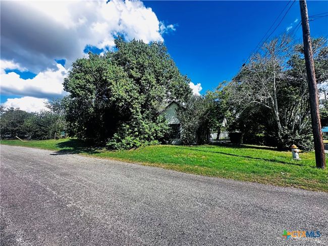201 Maple St, House other with 3 bedrooms, 1 bathrooms and null parking in Yoakum TX | Image 24