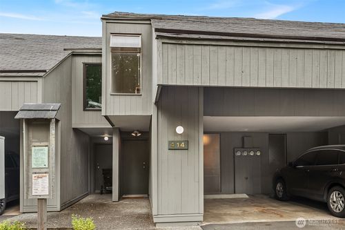 414-6582 137th Ave Ne, Redmond, WA, 98052-4500 | Card Image