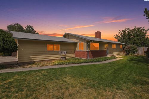 2015 S Dayton St, Kennewick, WA, 99337-4836 | Card Image