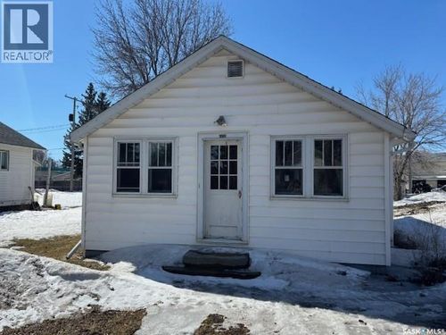211 1st Ave E, Canora, SK, S0A0T0 | Card Image