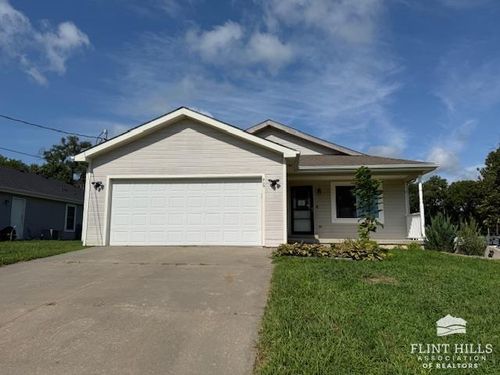 409 Elm St, Wakefield, KS, 67487-9621 | Card Image