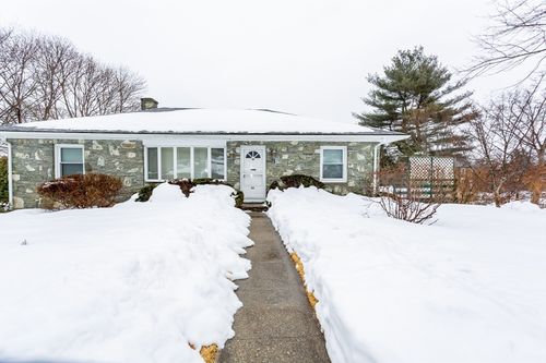 53 Lindsey Ln, Swansea, MA, 02777-2612 | Card Image