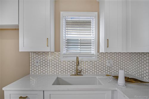 570 King St, Detroit, MI, 48202-2133 | Card Image