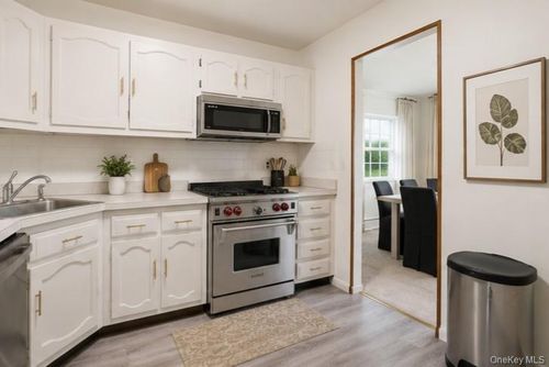 198 Doxbury Ln, Suffern, NY, 10901-7260 | Card Image