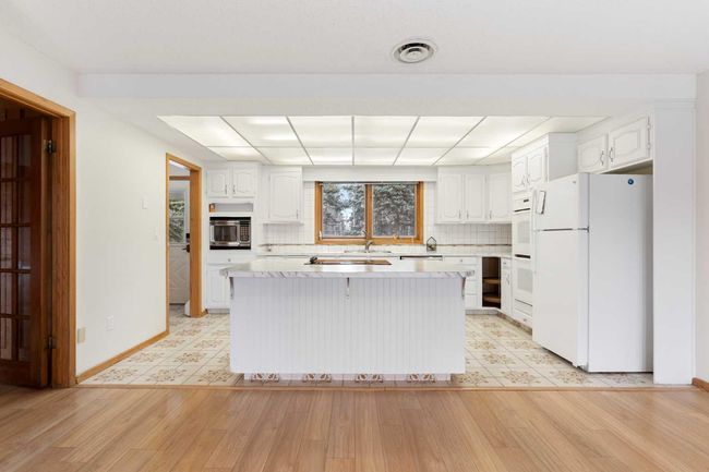 1008 Shawnee Dr Sw, House other with 3 bedrooms, 4 bathrooms and 6 parking in Calgary AB | Image 12