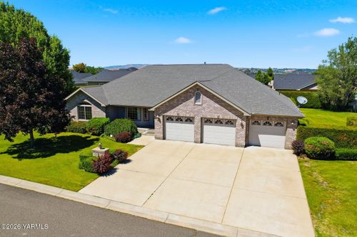 7703 Easy St, Yakima, WA, 98903-9684 | Card Image