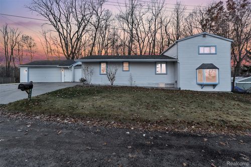8165 Leonard Dr, Holly, MI, 48442-9136 | Card Image