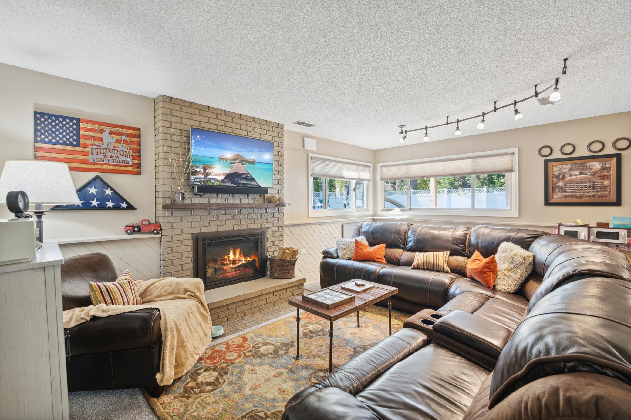 Oak Leaf Dr, Saint Paul, MN 55127