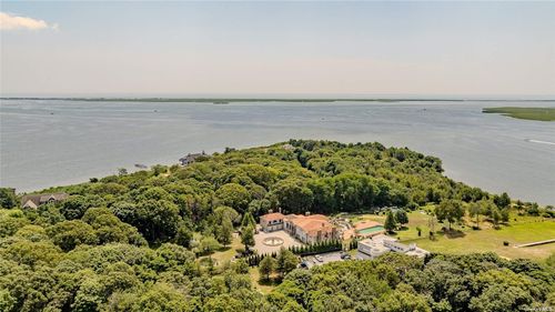 42 Old Neck Rd S, Center Moriches, NY, 11934-3113 | Card Image