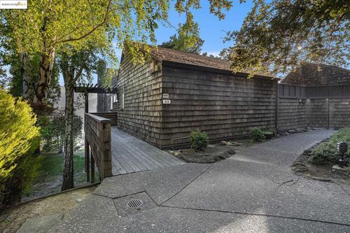 218 The Knl, Orinda, CA, 94563-2703 | Card Image