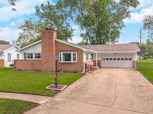 3 W Manor Dr, Pontiac, IL, 61764-2641 | Card Image