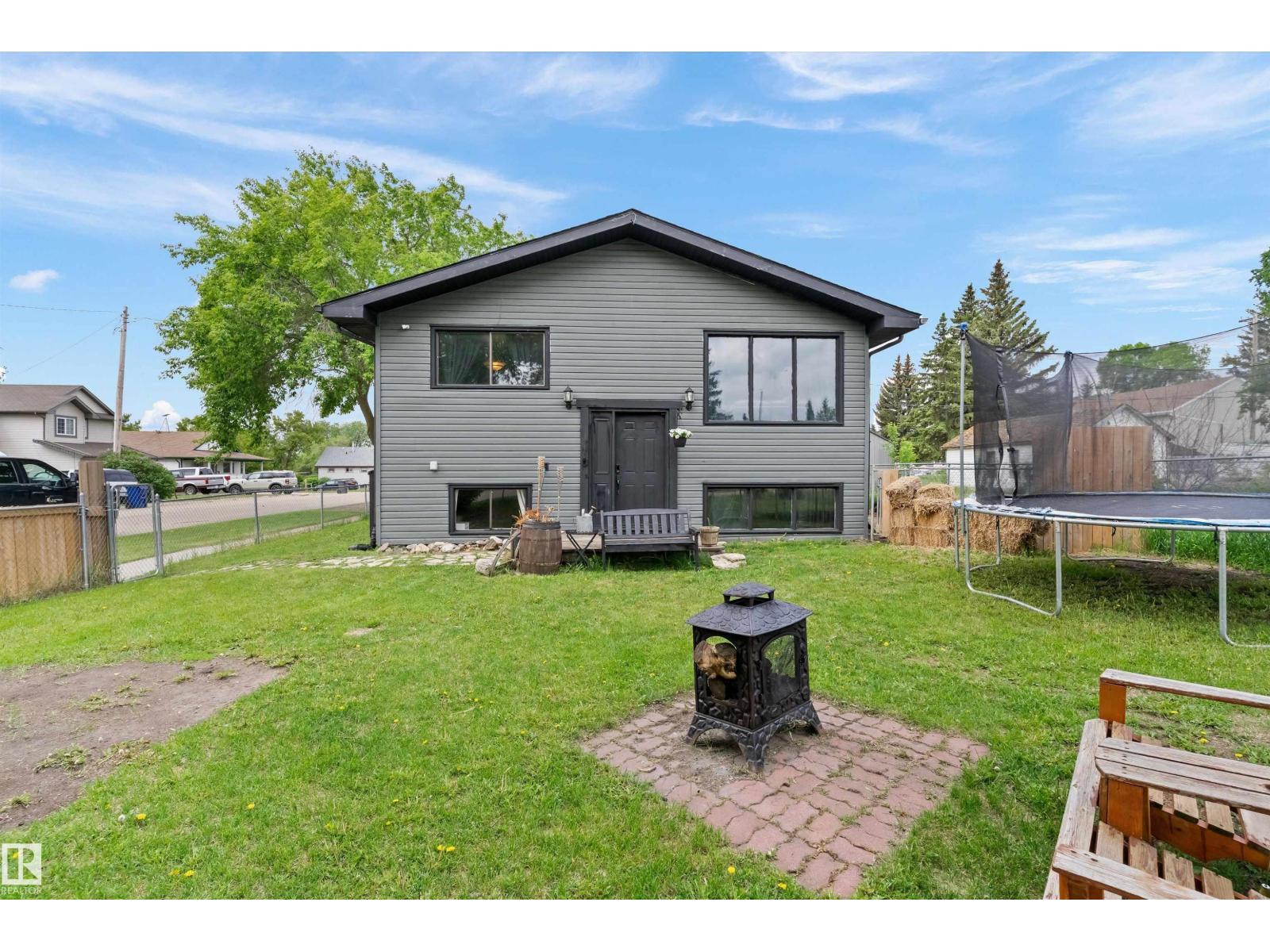Residential in Hay Lakes