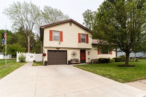 11 Gateway Dr, Batavia, NY, 14020-1027 | Card Image