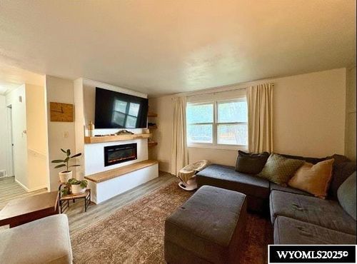 714 S 9th St, Douglas, WY, 82633-2707 | Card Image