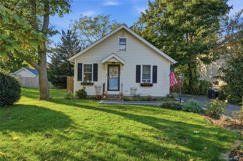 8 South Ave, Smithtown, NY, 11787-3824 | Card Image