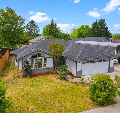 3035 Adams Cir, Medford, OR, 97504-5879 | Card Image