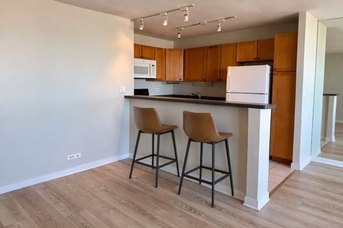 2808-655 Irving Park Rd, Chicago, IL, 60613-3188 | Card Image