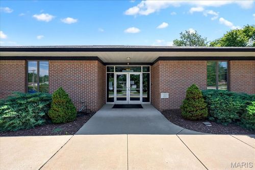 2725 Concord Dr, Florissant, MO, 63033-1118 | Card Image
