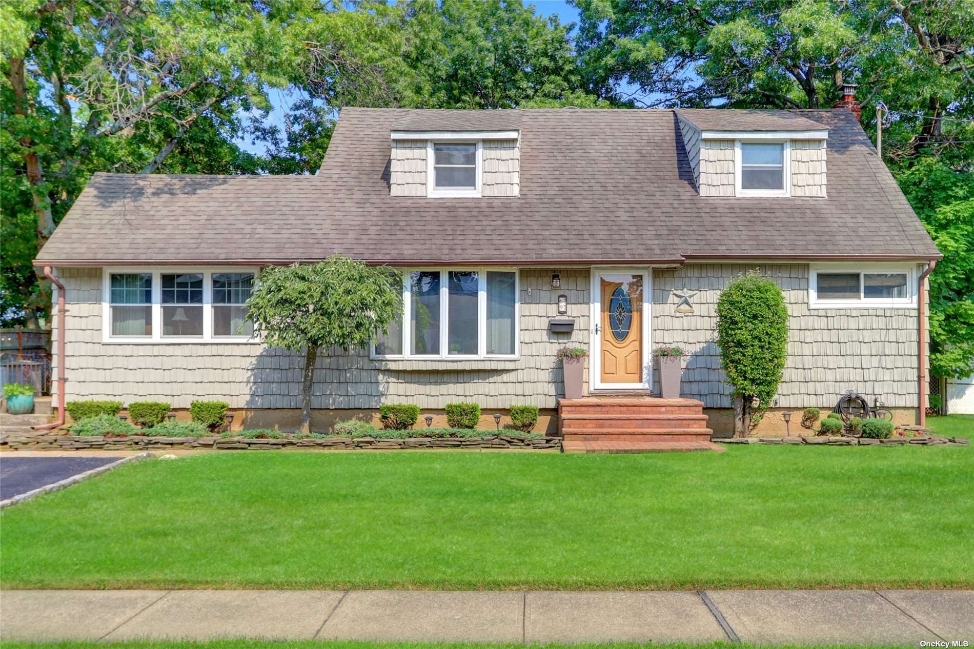 Westwood Rd, Massapequa Park, NY 11762