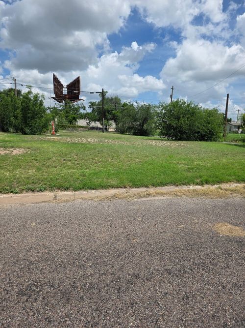 102 W 5th St, San Angelo, TX, 76903-5304 | Card Image