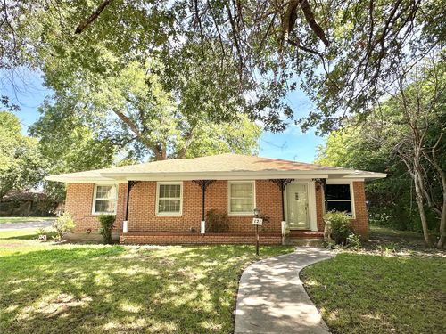 121 W Tennie St, Gainesville, TX, 76240-5225 | Card Image