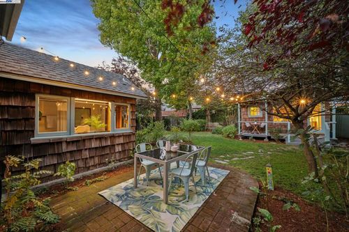 1197 Curtis St, Albany, CA, 94706-2420 | Card Image