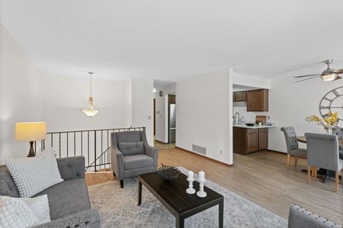 4670 Ridge Cliff Dr, Eagan, MN, 55122-3706 | Card Image