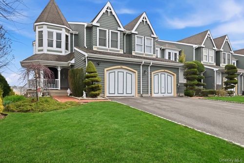 1 Victoria Dr, Amityville, NY, 11701-3807 | Card Image