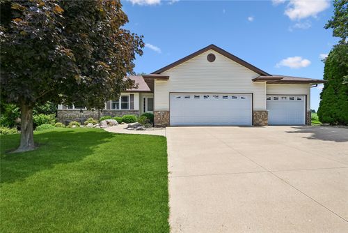 452 Sunset Dr, Fairfax, IA, 52228-9536 | Card Image