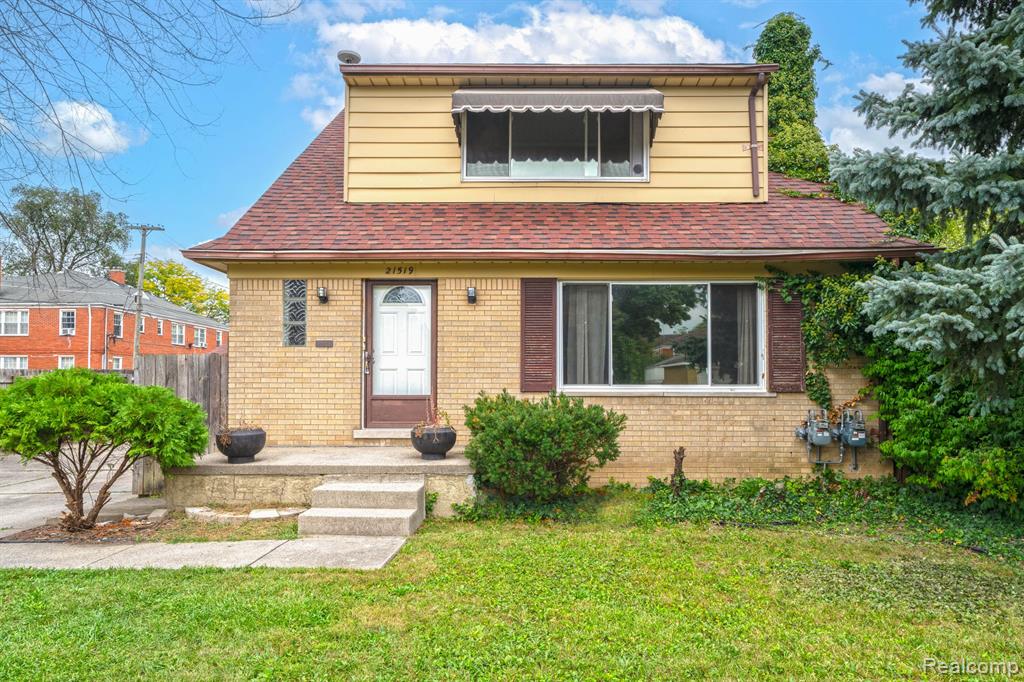 Sloan Dr, Harper Woods, MI 48225