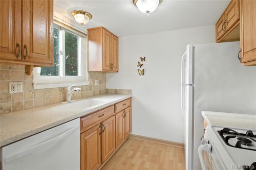 25321 Potomac Dr, South Lyon, MI, 48178-1081 | Card Image