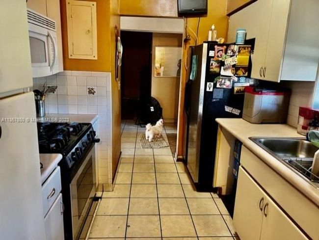 665 Ne 178th St, House other with 3 bedrooms, 2 bathrooms and null parking in Miami FL | Image 6
